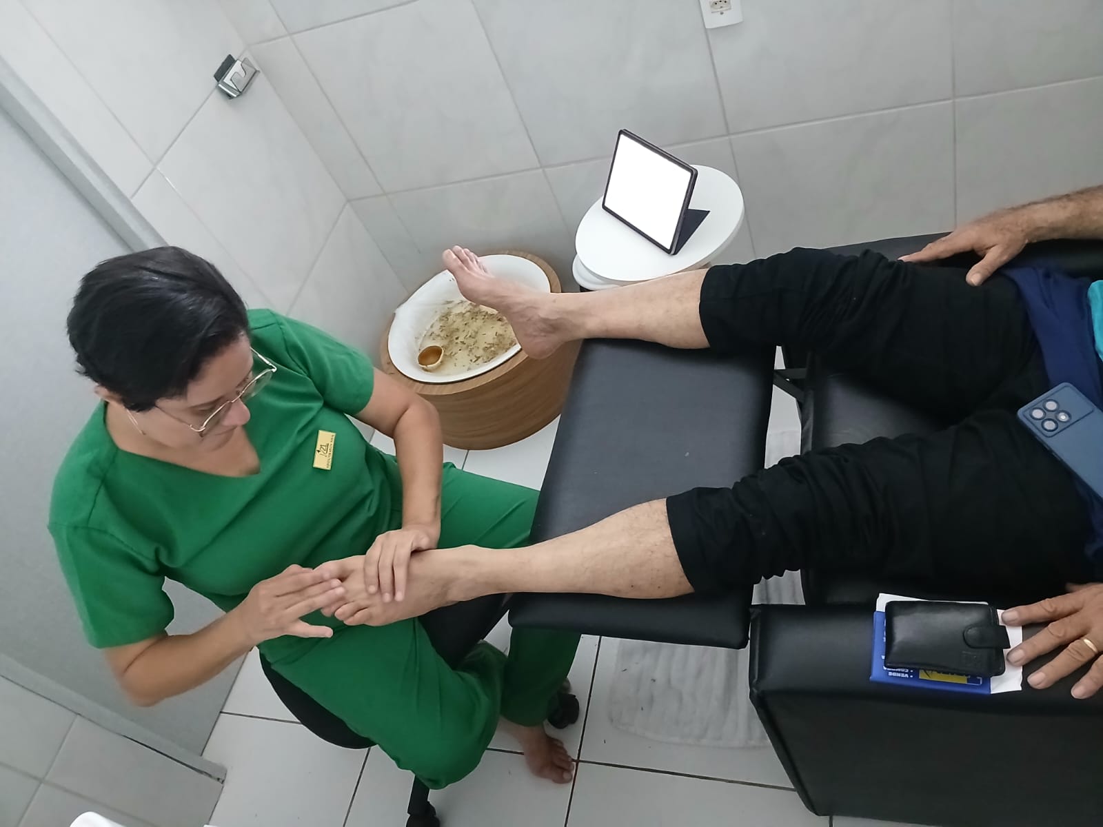 Sessão de reflexologia com escalda-pés preparado para protocolo combinado de podoprofilaxia e reflexologia na ZL Podologia